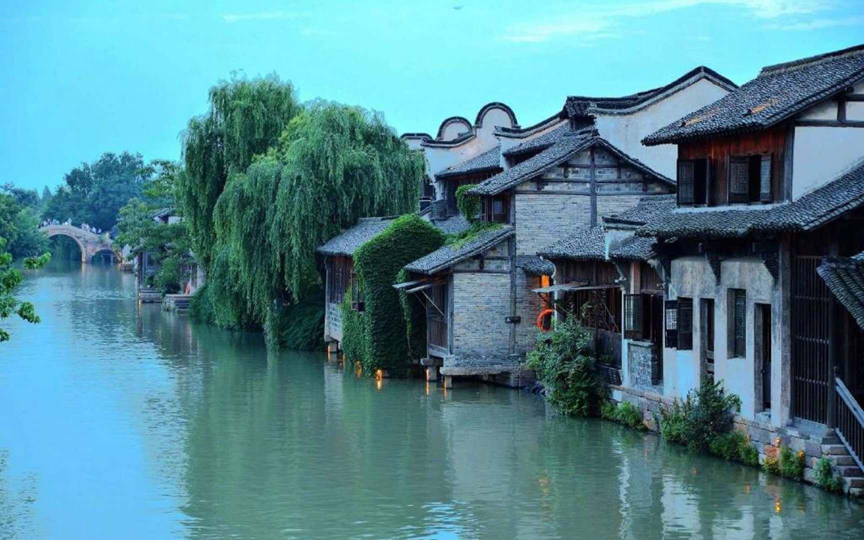挂脖小衫搭高腰紧身牛仔裤，简约清新，尽显小蛮腰的美，你觉得时尚吗？